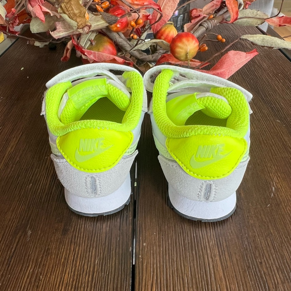 Nike MD Valiant TD “White Barely Volt” Infant Sneaker - Picture 3 of 5